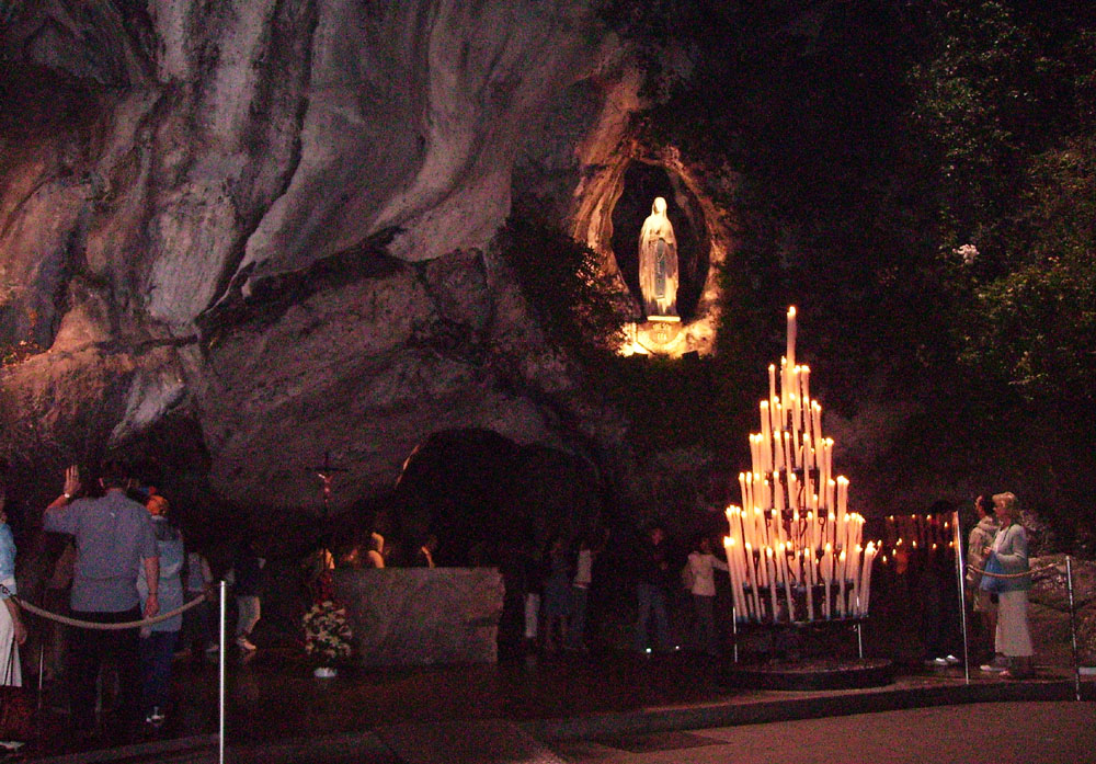 Grotte bei Nacht